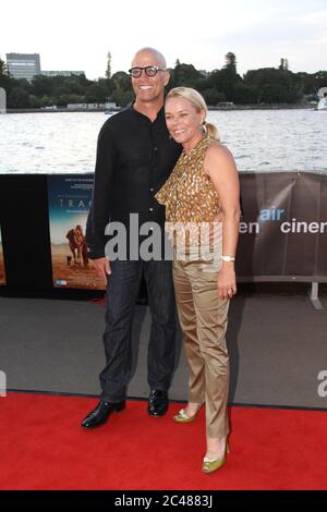 Kym Wilson et son mari Sean O'Byrne arrivent sur le tapis rouge pour la première de Sydney. Banque D'Images