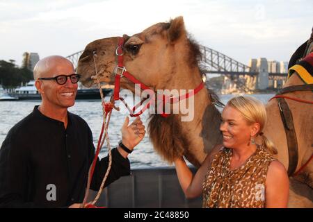 Kym Wilson et son mari Sean O'Byrne arrivent sur le tapis rouge pour la première de Sydney des pistes (avec les chameaux mâles ‘Syd’). Banque D'Images