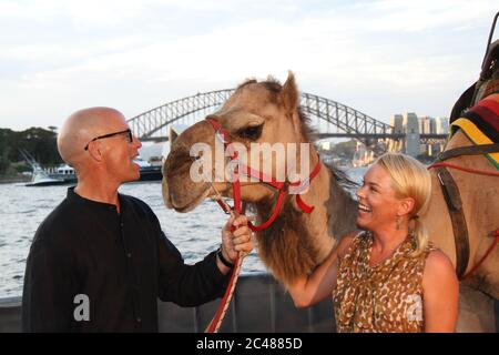 Kym Wilson et son mari Sean O'Byrne arrivent sur le tapis rouge pour la première de Sydney des pistes (avec les chameaux mâles ‘Syd’). Banque D'Images