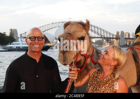 Kym Wilson et son mari Sean O'Byrne arrivent sur le tapis rouge pour la première de Sydney des pistes (avec les chameaux mâles ‘Syd’). Banque D'Images