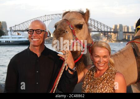 Kym Wilson et son mari Sean O'Byrne arrivent sur le tapis rouge pour la première de Sydney des pistes (avec les chameaux mâles ‘Syd’). Banque D'Images