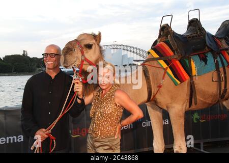 Kym Wilson et son mari Sean O'Byrne arrivent sur le tapis rouge pour la première de Sydney des pistes (avec les chameaux mâles ‘Syd’). Banque D'Images