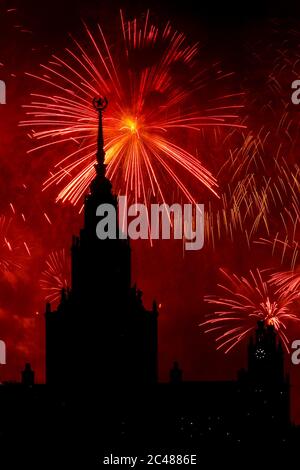 Moscou, Russie. 24 juin 2020. Des feux d'artifice explosent derrière l'Université d'État de Moscou lors de la célébration du jour de la victoire marquant le 75e anniversaire de la victoire sur l'Allemagne nazie lors de la deuxième Guerre mondiale à Moscou, en Russie. Crédit : SOPA Images Limited/Alamy Live News Banque D'Images