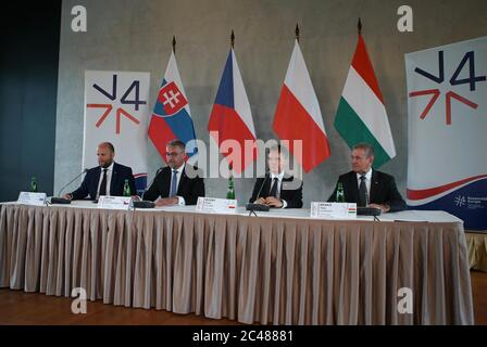 Prague, République tchèque. 24 juin 2020. Le ministre slovaque de la Défense Jaroslav nad, le ministre tchèque de la Défense Lubomir Metnar, le ministre polonais adjoint de la Défense Pawel Wozny et le ministre hongrois de la Défense Tibor Benko (de gauche à droite) assistent à une conférence de presse à Prague (République tchèque) le 24 juin 2020. Les ministres de la défense de la Hongrie, de la République tchèque et de la Slovaquie, ainsi que le ministre adjoint de la défense de la Pologne, se sont réunis ici mercredi pour discuter d'une alliance de défense mutuelle avant la passation de la présidence du groupe de la République tchèque à la Pologne. Crédit: Dana Kesnerova/Xinhua/Alay Live News Banque D'Images