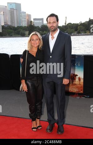 Pistes Producteur Emile Sherman et épouse Caroline Sherman arrivent sur le tapis rouge pour la première nocturne du cinéma openair de St George de Sydney de ' Banque D'Images