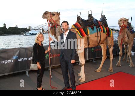 Chenilles Producteur Emile Sherman et épouse Caroline Sherman photographiés avec les chameaux mâles ‘Syd’ et ‘Ginger’ alors qu’ils arrivent sur le tapis rouge pour le St G. Banque D'Images