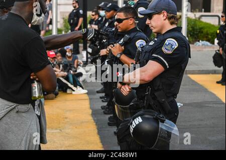 Washington, États-Unis. 23 juin 2020. Les membres du parti Black Panther affrontent des policiers pendant la manifestation. Les tensions ont été fortes après que les manifestants Black Lives Matter ont travaillé pour enlever la statue d'Andrew Jackson. Crédit : SOPA Images Limited/Alamy Live News Banque D'Images