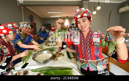 Taizhou, province chinoise de Zhejiang. 24 juin 2020. Les minorités ethniques font Zongzi dans le comté de Xianju, dans la ville de Taizhou, dans la province de Zhejiang, en Chine orientale, le 24 juin 2020. Le festival du bateau-dragon, également appelé le festival Duanwu, est traditionnellement célébré le cinquième jour du cinquième mois sur le calendrier lunaire chinois. Il tombe le 25 juin de cette année. Les Chinois mangent des zongzi, un type de boulonnage de riz, et font la course des bateaux-dragons pendant le festival. Crédit: Wang Huabin/Xinhua/Alay Live News Banque D'Images