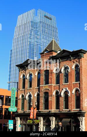 Pinnacle Tower & Broadway Street, Nashville, Tennessee, USA Banque D'Images