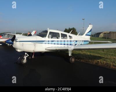 G-BDPA, un guerrier Cherokee Piper PA-28-151 exploité par le Prestwick Flight Centre, exposé statique au salon de l'air de la RAF Leuchars en 2013. Banque D'Images