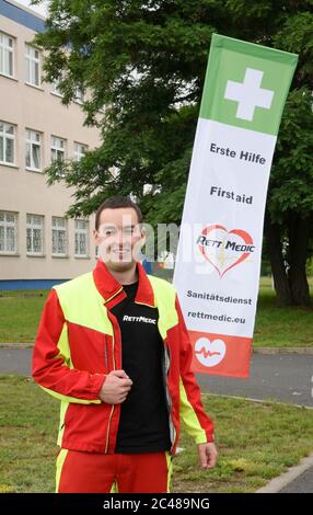 19 juin 2020, Saxe-Anhalt, Bitterfeld-Wolfen: Tobias Fischer, propriétaire de la société RettMedic, se trouve devant le centre de test des anticorps corona à Bitterfeld-Wolfen. La société de services médicaux et de protection incendie, fondée il y a trois ans par l'homme de 23 ans, propose des échantillons de sang individuels pour 40 euros à une station d'essai mise en place il y a quelques jours. Les échantillons sont ensuite testés pour les anticorps du virus corona SARS-COV-2 chez la société de biotechnologie ce-GAT GmbH basée à Tübingen. Les résultats, qui selon la société de biotechnologie supposent une précision de 99.6 pour cent, seront envoyés par la poste quelques uns Banque D'Images