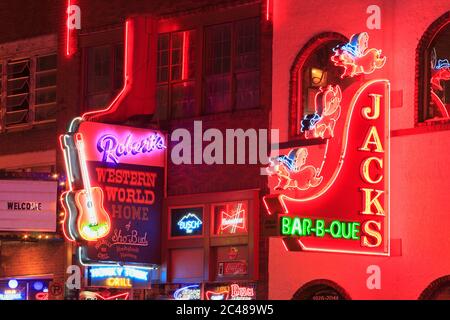 Enseignes au néon sur Broadway Street, Nashville, Tennessee, USA Banque D'Images