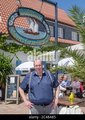 Steinhude, Allemagne. 23 juin 2020. L'aubergiste Gerrit Schweer se trouve devant son restaurant 'Haus der berühmten Aale'. Il a poursuivi l'État de Basse-Saxe pour réparation de la fermeture de Corona. Crédit : OLE Spata/dpa/Alay Live News Banque D'Images