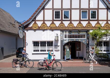 Steinhude, Allemagne. 23 juin 2020. Le restaurant 'Haus der berühmten Aale'. L'inpropriétaire Schweer a poursuivi l'État de Basse-Saxe pour réparation de la fermeture liée à Corona. Crédit : OLE Spata/dpa/Alay Live News Banque D'Images