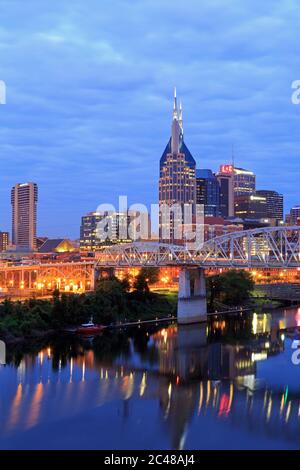 La rivière Cumberland et Nashville skyline,California,USA Banque D'Images