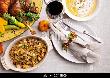 Dîner de Thanksgiving avec dinde entière et accompagnements Banque D'Images