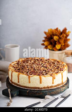 Cheesecake au caramel et à la noix de pécan Banque D'Images