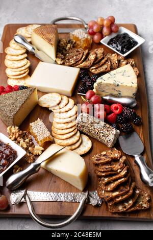 Plateau de fromages avec miel et craquelins Banque D'Images