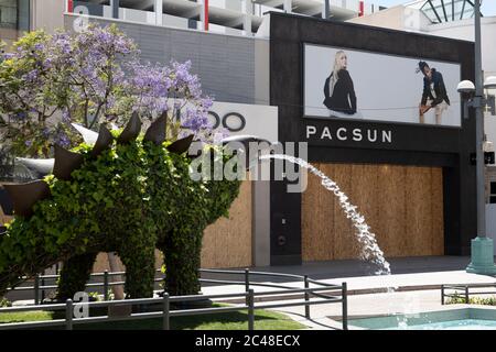 Santa Monica, CA/USA - 9 juin 2020 : Third Street Promenade est monté à bord après une longue quarantaine de coronavirus et des Black Lives font l'objet de pillages Banque D'Images