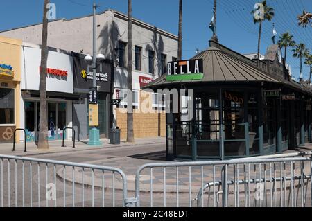 Santa Monica, CA/USA - 9 juin 2020 : Third Street Promenade barricadé et embarqué après une longue quarantaine de coronavirus et Black Lives Matter loti Banque D'Images