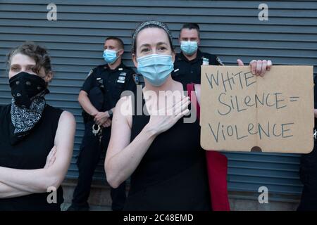 New York, New York, États-Unis. 19 juin 2020. Kara IMM de New York apparaît à un rassemblement, parce qu'elle « croit en le mouvement », lors d'une manifestation du mouvement Black Lives Matters organisée par le mouvement du 12 décembre près de l'hôtel de ville de New York, New York. Les manifestants ont défilé autour de Wall Street, à l'hôtel de ville de New York, et ont parlé de brutalité policière, de réparations, le dix-septième juin, de financement de la police et de plus de fonds aux écoles publiques lors d'un rassemblement qui s'est terminé au lieu de sépulture africain dans le bas de Manhattan. Crédit : Brian Branch Price/ZUMA Wire/Alay Live News Banque D'Images