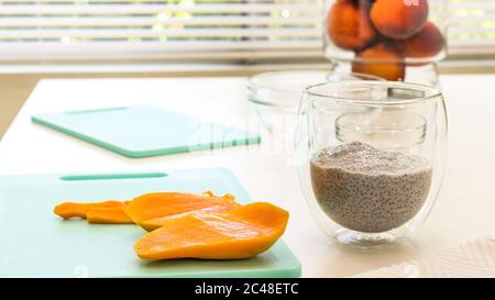 Smoothie au lait de mangue et de graines de Chia. Petit déjeuner sain végétalien, dessert Banque D'Images
