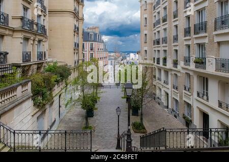 Paris, escalier romantique à Montmartre, bâtiments typiques et lampadaire Banque D'Images