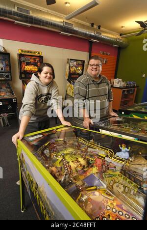 ST. CHARLES, ÉTATS-UNIS - 10 janvier 2009 : photo des personnes jouant à des jeux de flipper dans une arcade Banque D'Images