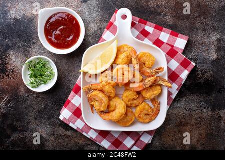 Crevettes frites du sud sur un plateau Banque D'Images