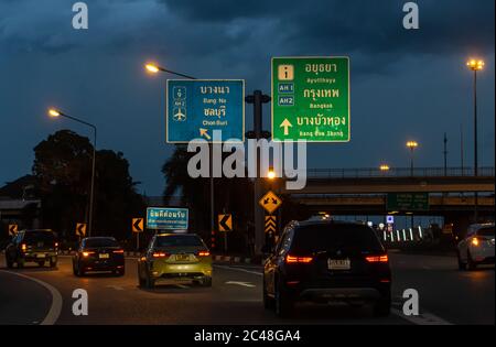 THAÏLANDE, JUIN 03 2020, les voitures vont à l'embranchement de l'autoroute. Circulation en soirée sur l'autoroute. Banque D'Images