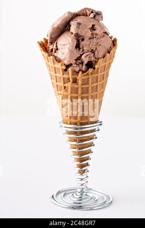 Glace au chocolat dans un cône de gaufres Banque D'Images