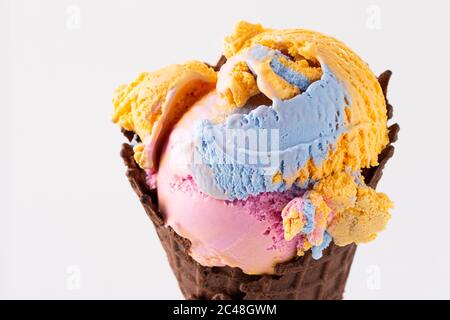 Glace colorée au cornet de gaufres Banque D'Images