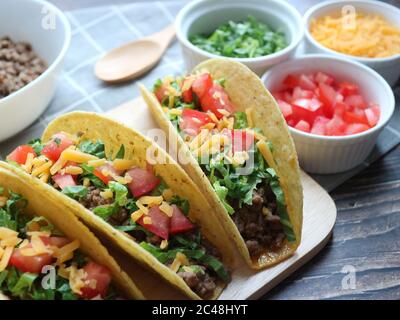 Taco - délicieux tacos de bœuf haché, cuisine mexicaine Banque D'Images