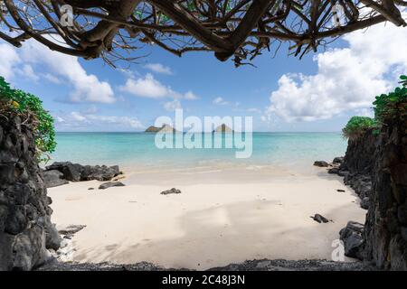 Vue sur les îles jumelles de Na Mokulua depuis la plage de Lanikai à Kailua, Hawaï, États-Unis Banque D'Images