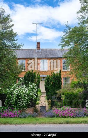 Ferme, fleurs et arbres dans le Haut Brailes, Warwickshire, Angleterre Banque D'Images