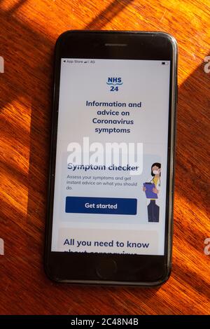 Un téléphone portable noir montrant l'application NHS 24 Covid 19 Photo de Sam Mellish Banque D'Images