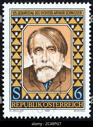 AUTRICHE - VERS 1987 : un timbre imprimé en Autriche montre l'auteur et le dramaturge Arthur Schnitzler, vers 1987. Banque D'Images