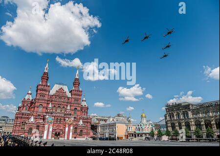 (200625) -- BEIJING, le 25 juin 2020 (Xinhua) -- des hélicoptères survolent la place Rouge lors du défilé militaire marquant le 75e anniversaire de la victoire dans la Grande guerre patriotique à Moscou, en Russie, le 24 juin 2020. (Xinhua/Evgeny Sinitsyn) Banque D'Images