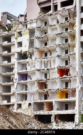 Bâtiment démoli de plusieurs étages sans mur avant. Banque D'Images