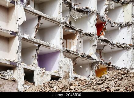 Bâtiment démoli de plusieurs étages sans mur avant. Banque D'Images