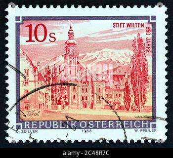 AUTRICHE - VERS 1988 : un timbre imprimé en Autriche à partir du numéro des 'Monasteries et Abbeyss' montre l'abbaye de Wilten, Innsbruck, vers 1988. Banque D'Images