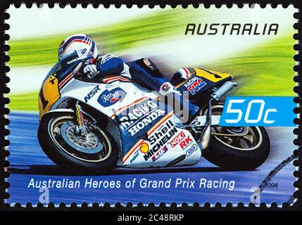 AUSTRALIE - VERS 2004 : un timbre imprimé en Australie dans le numéro « Australian Heroes of Grand Prix Racing » montre Wayne Gardner (Rothmans Honda) Banque D'Images