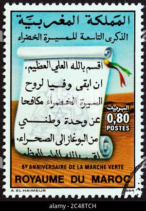 MAROC - VERS 1984: Un timbre imprimé au Maroc émis pour le 9e anniversaire de la « Marche verte » montre Scroll, vers 1984. Banque D'Images