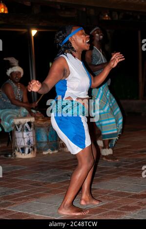 Danseurs africains au Sarova Lion Hill Game Lodge. Parc national de Nakuru. Kenya. Afrique. Banque D'Images