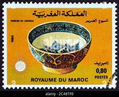 MAROC - VERS 1984: Un timbre imprimé au Maroc de la semaine des aveugles montre un bol peint, vers 1984. Banque D'Images