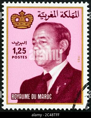 MAROC - VERS 1984 : un timbre imprimé au Maroc montre le roi Hassan II, vers 1984. Banque D'Images