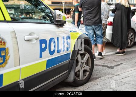 Stockholm, Suède - 3 août 2019 : vue panoramique de la voiture de police avec texte polis sur la suède dans la vieille ville de Gamla Stan Banque D'Images