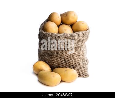 Les pommes de terre dans un sac bag isolated on white Banque D'Images