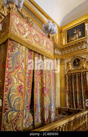 Versailles, France - 27 août 2019 : Chambre du Roi, créée en 1701 où Louis XIV vivait jusqu'à sa mort en 1715. Banque D'Images