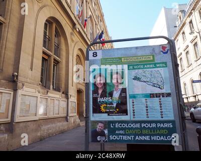 Paris, France. 24 juin 2020. Les affiches de campagne électorale pour les élections locales de dimanche (28.06.2020) sont dans le deuxième quartier urbain parisien, en face de la mairie. L'une des affiches présente le maire socialiste Anne Hidalgo, qui a de bonnes chances pour un second mandat. (À dpa 'Macron et la vague verte - en France est réélu' sur 25.06.2020) Credit: Christian Böhmer/dpa/Alay Live News Banque D'Images